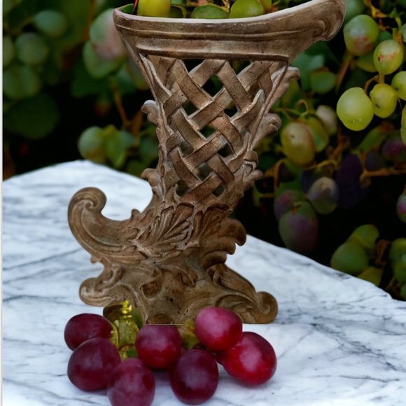 Beatiful Cornucopia Basket Weave Vase - Picture 10 of 15